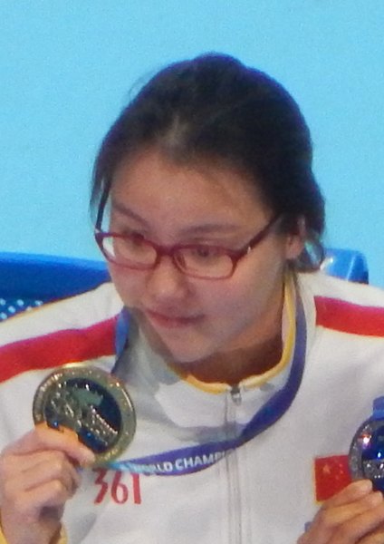 Fu Yuanhui holding up a medal, 2015. Photo by Voltmetro, CC BY-SA 4.0, via Wikimedia Commons.