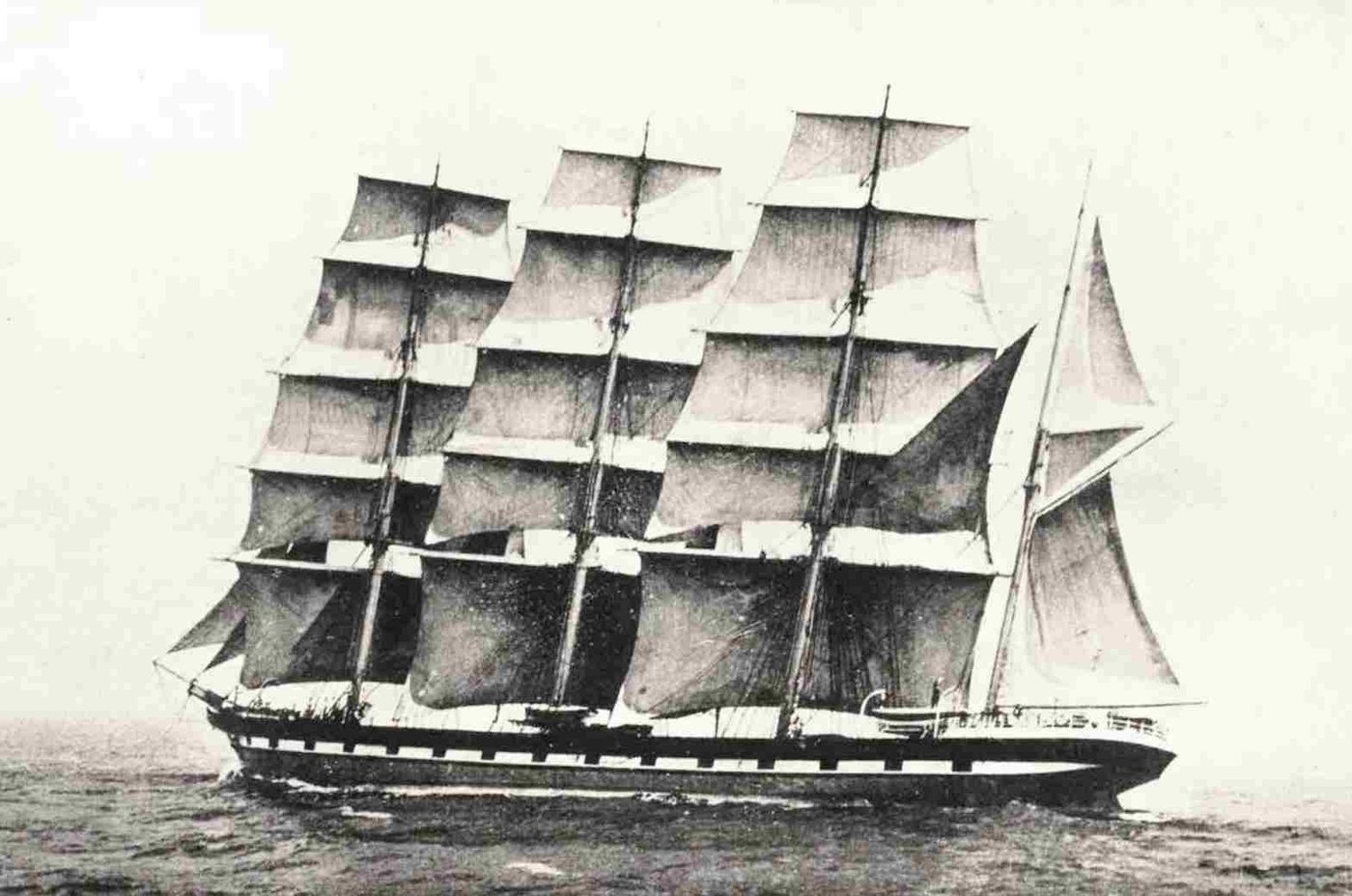 The clipper Loch Torridon under sail, photo by Captain Pattman, plate from Lubbock's 'The Colonial Clippers' (1921). Public domain, via Wikimedia Commons.
