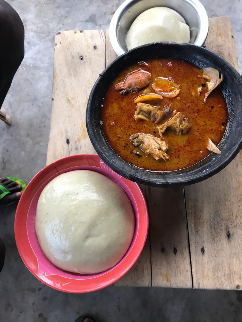 Fufu and light soup with fish and chicken, served in an asanka (Ghana). Photo: daSupremo, CC BY-SA 4.0, via Wikimedia Commons