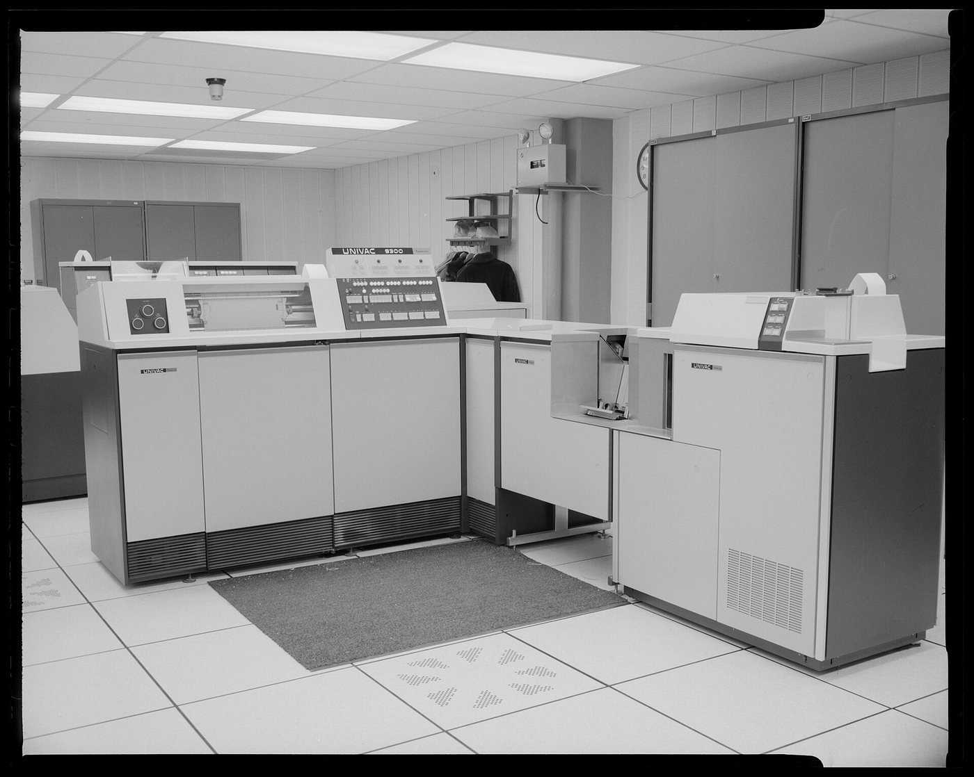 UNIVAC 9300 printer and card reader, U.S. Army Natick Soldier Systems Center, 10 Dec 1973. Public domain (US Army), via Digital Commonwealth / Wikimedia Commons.