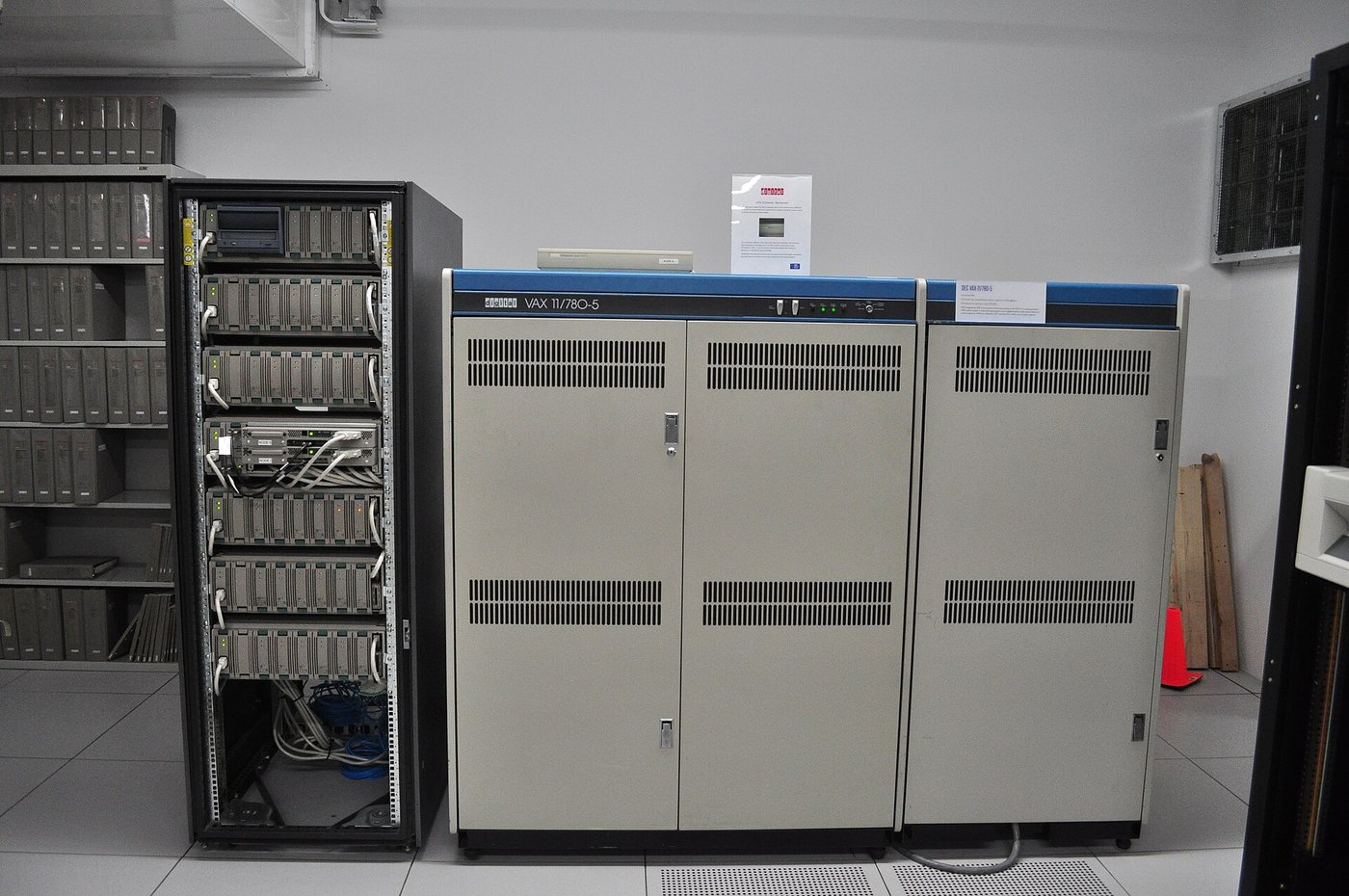DEC VAX-11/780-5 at the Living Computer Museum, Seattle. Photo: Joe Mabel, CC BY-SA 3.0.